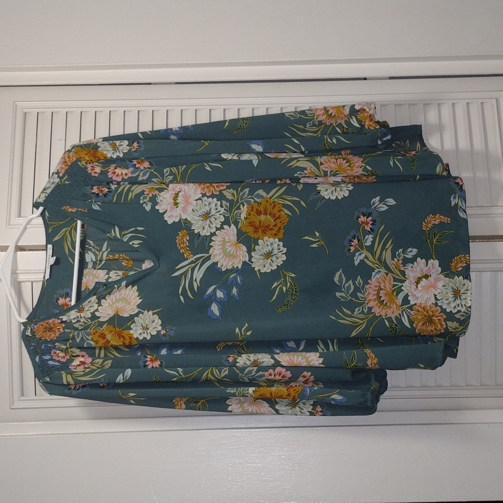Fun2Fun Split neck, Green Floral Blouse (Size 1X)